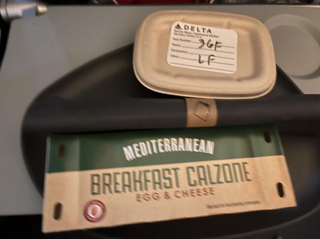 長時間のフライトの終盤、疲労がマックスの頃、朝食が配られました。