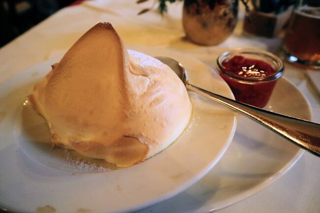 食後のデザートはザルツブルガーノッケール<br />ふっわふわで甘くてラズベリーソースをかけて口の中に入れると溶けちゃう、とっても美味しいです