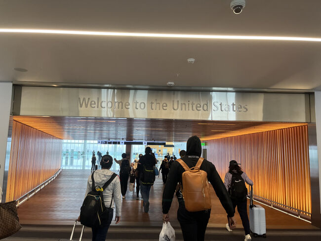 アメリカ入国を歓迎する文字が書かれています。