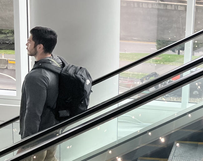 エスカーターで下ります。