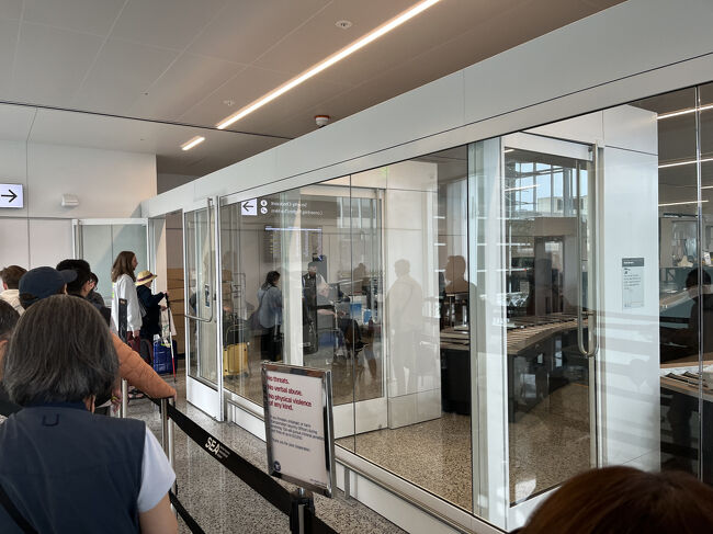 スーツケースを持って入国審査を終えると、今度はラスベガス行の国内線の乗り換えに向かいます。