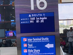 シアトルからの便は16番だったのが突如変更されてLＡ便とニューヨーク便になり、また移動。