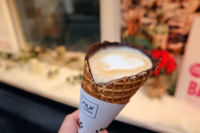 チョコレートでコーティングされたソフトクリームのコーン中にカフェラテを入れて提供されるんです<br />おもしろいと思ってやって来ました<br /><br />お腹もいっぱいになって満足です<br />ホテルに荷物をピックアップしてザルツブル中央駅に向かいます