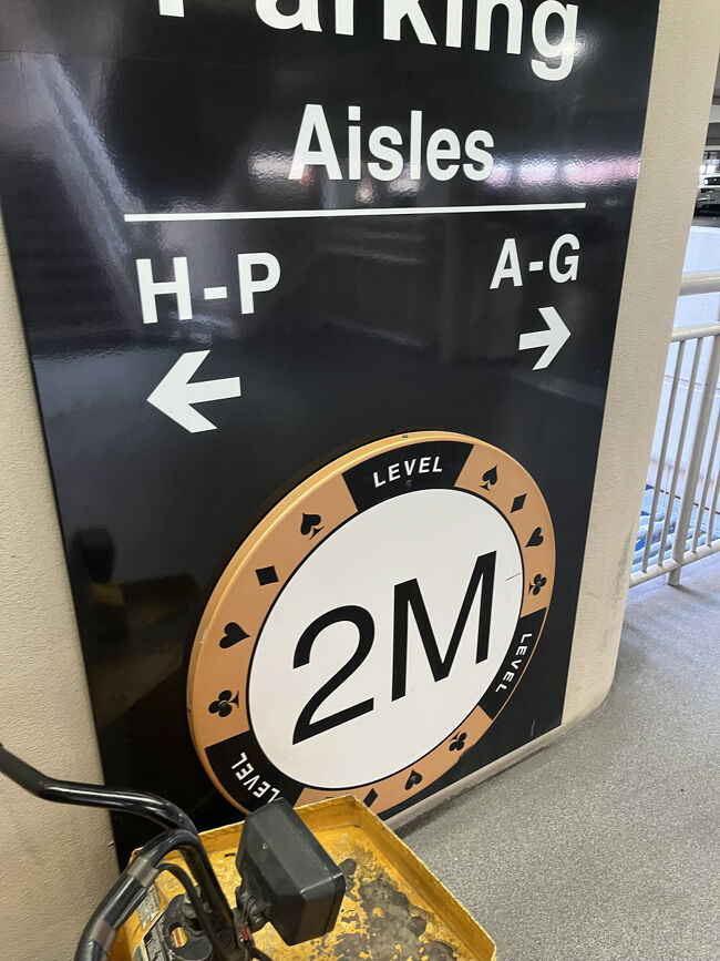 ラスベガスっぽいカジノチップを目印にした駐車場の階表示<br /><br />今月オープンしたばかりのカジノに行きます↓<br />https://4travel.jp/travelogue/12022792