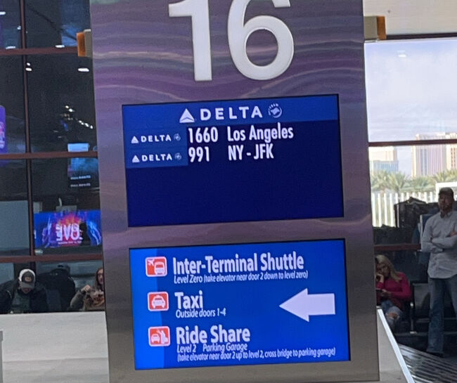 シアトルからの便は16番だったのが突如変更されてLＡ便とニューヨーク便になり、また移動。