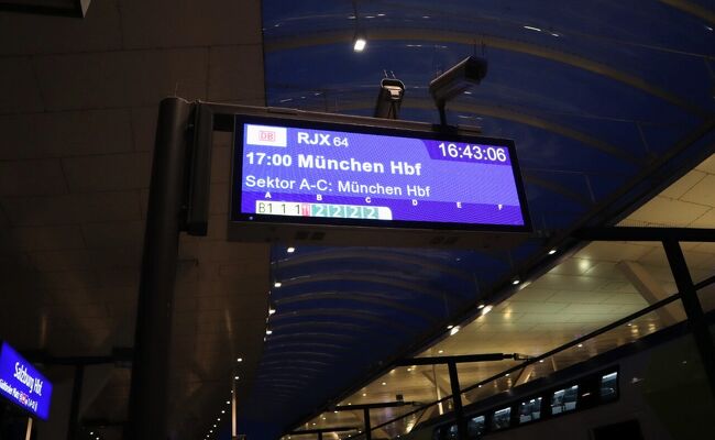 ザルツブルク17時発、ドイツ·ミュンヘンへ出発<br />ファーストクラスを予約したのですが、席幅は普通の座席でした