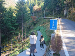にこ淵につきました。11：30
３００ｍ手前の路肩の駐車場に止めて正解。付近の駐車場は渋滞していました。