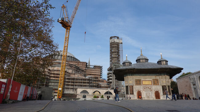 今日は、まずアヤソフィア・モスクの観光から<br /><br />養生中でした<br />