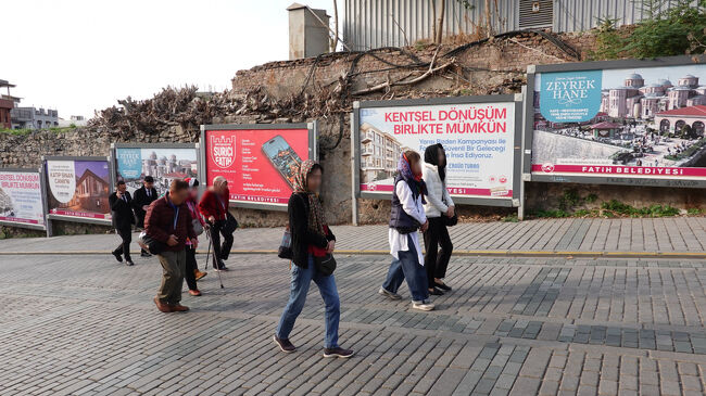 上り坂をテクテクと<br /><br />入館時、女性はストール着用です<br />