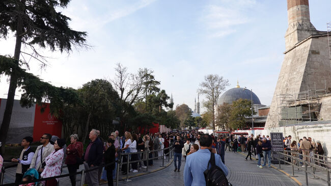 アヤソフィア・モスクの入場、<br />沢山の人が並んでいます<br />