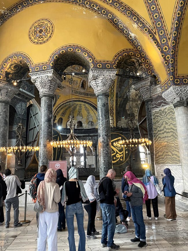 入館し、天井を見上げ<br />