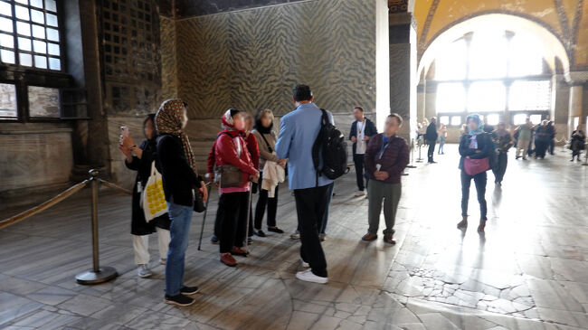 現地ガイド・オスカーの解説を聞きながら<br />