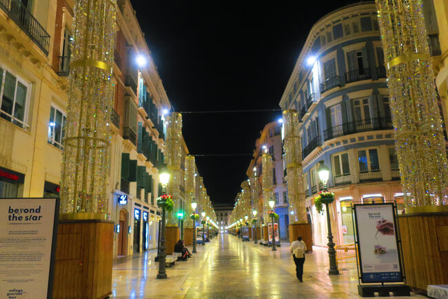 この日はマラガからロンダへ移動です。8:00発のバスなので朝早くバスターミナルに向かいます。準備が早めに終わったので早めに出発したんですが、ホテルを出た所で酔っ払いに遭遇…<br />「あいつはどこ行った？」的な事聞かれ、適当に「あっち」と言ったら「右？」と言ったので「Sí、Sí」とウソをつきます(笑)<br /><br />ちょっとビビりましたが「これは絡まれても大丈夫な感じ」と分かったので、落ち着いて対応できました。<br /><br />朝早かったので、外はまだ真っ暗です。この日は土曜日だったためか、旧市街は若者が朝まで飲んでる感じでした。道路に座り込んだりしてるのを見かけましたが、通勤で普通に歩いている人もいるし、そこまで怖いことはないと思います。