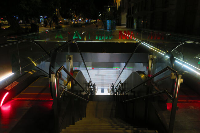 地下鉄の「Atarazanas」に行ってみると入口は閉まっていたので「ああ、やっぱりデモで動いていないのか」とこの時は思いましたが、帰国後に調べてみると、土曜日は「7:06」が始発のようでした(笑)<br /><br />■Weekend Schedule(Atarazanas)<br />https://moovitapp.com/index/en/public_transit-time-l1-Malaga-2683-3254672-92983096-6418835-0