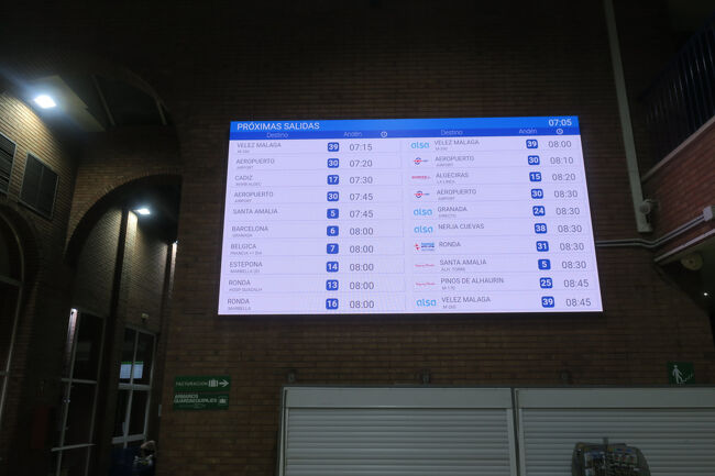 ロンダまではOmioでバスを予約しました。Omioでは午前中はAUTOCARES社の8:00発のバスしか購入できなかったんですが、実際は他にも「Avanza社(8:00発)」「Damas社(8:30発)」があったようです。<br />こんなに朝早くなくて良かったので、Omio一択ではなく、ちゃんと調べれば良かったなぁ…<br /><br />■マラガ→ロンダのバス<br />https://www.rome2rio.com/map/Estaci%C3%B3n-de-Autobuses-de-M%C3%A1laga/Ronda#r/Bus/s/0