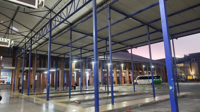 ホテルからバスターミナルまでは歩いて30分(2.2km)なのは分かっていたので、そのまま歩いて7時過ぎにバスターミナルへ到着しました。お土産を買ったのでスーツケースが若干重かったんですが、そこまで大変ではなかったです。朝早く地下鉄利用される方は始発の時間にご注意ください。<br /><br />■Estación de Autobuses de Málaga<br />https://maps.app.goo.gl/JFcqHQ675X7Yv9xx5