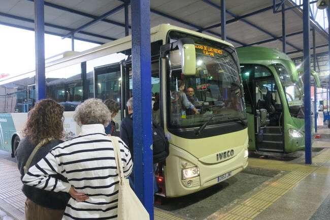 バスは出発の15分前にきました。車内でチケットを買っている人もいたので当日購入できますね。チケットには座席番号が書かれていましたが自由に座っていいようです。トイレや電源はありませんでした。