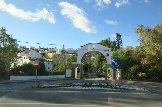 こちらは「アロサイナ(Alozaina)」です。レンタカー旅だったら、白い村巡りも楽しそうです！