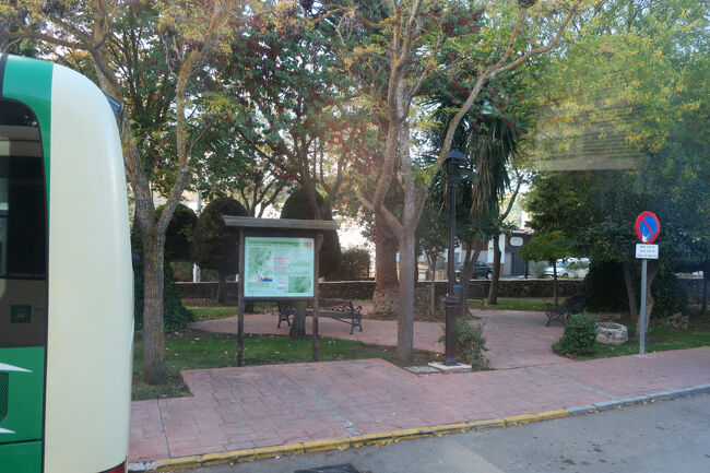 「Gran Senda de la Sierra de las Nieves」と書かれた看板が気になりました。帰国後に調べてみると「Ronda, El Burgo, Yunquera, Tolox, Guaro, Monda, Istán, Ojén を結ぶ長距離トレイル」とのことでした。全7区間で約106kmだそうです。バス停付近でトレッキングスタイルの団体を見かけたので、なるほどと思いました。いつかトレッキングしてみたい！<br /><br />■GR 243 Sierra de las Nieves<br />https://www.senderosgr.es/es/gr-243-sierra-de-las-nieves/