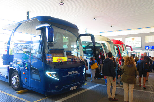 ロンダのバスターミナルに到着しました。大型観光バスがいくつも停まっていて、朝から活気があります。ロンダはセビリア・マラガと比べてぐっと気温が低かったです。風がひんやりしてたので、一気に晩秋を感じました。でも、直射日光だと暑いんですよね… 服装が難しかったです。<br /><br />■Estación de Autobuses de Ronda<br />https://maps.app.goo.gl/KgBiTy6fE1SDrtii9