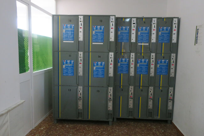 ロンダのバスターミナルをチェックします。バスが停まるエリアにカフェがありました。トイレ(0.5ユーロ)とロッカー(3ユーロ)は建物の中にあります。ロッカーは直接コインを入れるタイプだったと思いますが、朝早く(8:45頃)は建物が閉まっていたので、利用時間はお気をつけ下さい。