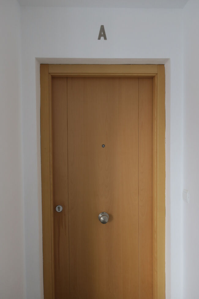 奥にエレベーターがあるので、指定された階数に行きます。私は「エリアA」だったのでこちらのお部屋のようです。