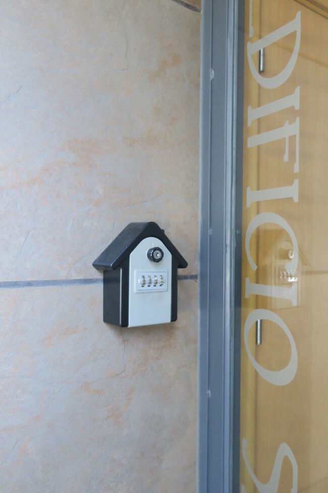 入口にキーボックスがあるので鍵を受け取ります。WhatsAppからPDFが送られてきて、そこに「鍵の開け方」と「階数(FLOOR)、エリア(LETTER)、部屋番号(ROOM NUMBER)」と「鍵の色」が書かれてあります。