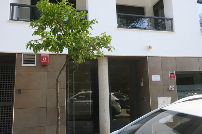 ホテルに着きました。ロンダもアパートタイプの宿です。セルフチェックインですが難しくはないです。チェックイン前の荷物預かりは、清掃のスタッフがいるとのことで対応してくれましたが、チェックアウト後は「バスターミナルのロッカーに預けてね」と言われました。<br /><br />■Alojamientos Sueños de Ronda(2泊 96.4ユーロ)<br />https://www.booking.com/Share-CTcoYyu<br />