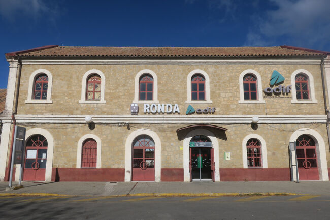 マドリードへ向かう時に使うロンダの駅もチェックしておきます。バスターミナルからは歩いて5～6分です。無料のトイレがありました。カフェもありましたが営業していない感じでした。ロッカーはありません。<br /><br />■ロンダ駅(renfe)<br />https://maps.app.goo.gl/kNszB1KWBH9ae8ZF7