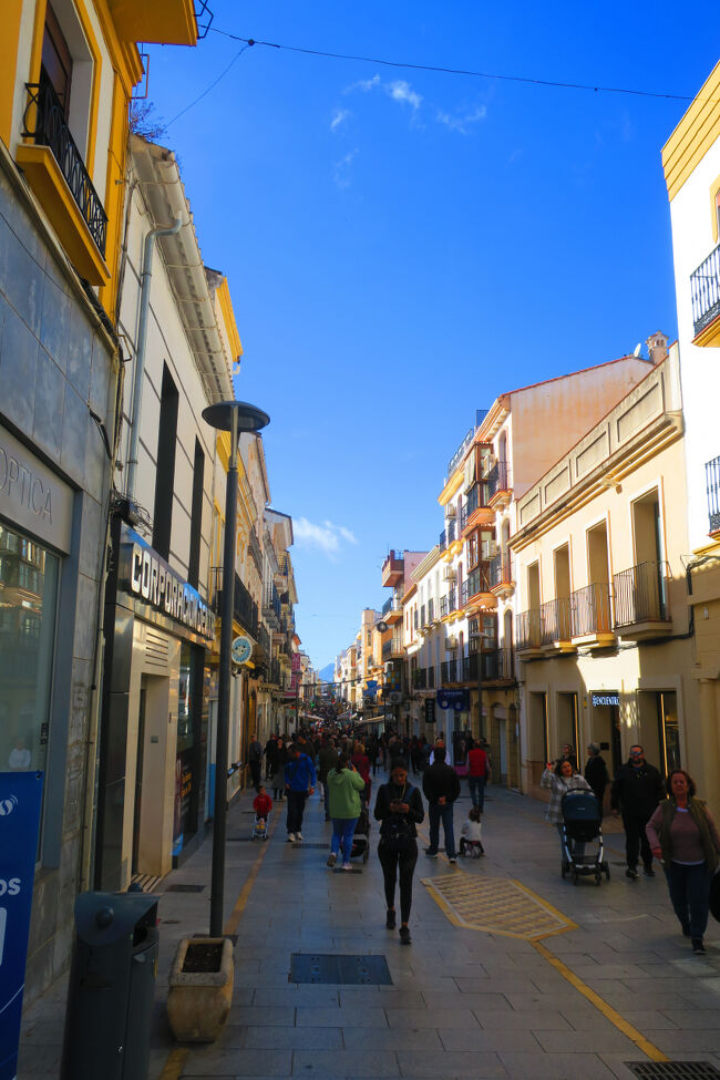 スーツケースをホテルで預かってもらい早速街歩きです。観光客で賑わっていました。多分ほとんどが日帰り観光なんだと思います。