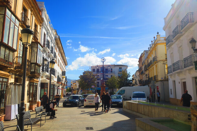 風がひんやりして寒いので、セビリアやマラガとは逆で日なたを歩きます。