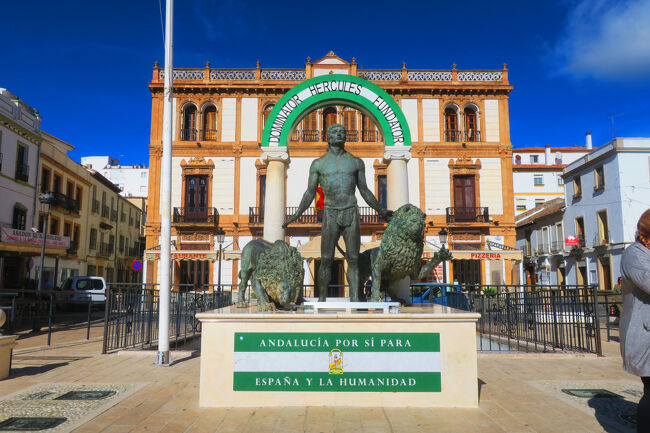 ソコロ広場(Plaza del Socorro)にあるモニュメントは「ヘラクレスとライオン」だそうです。