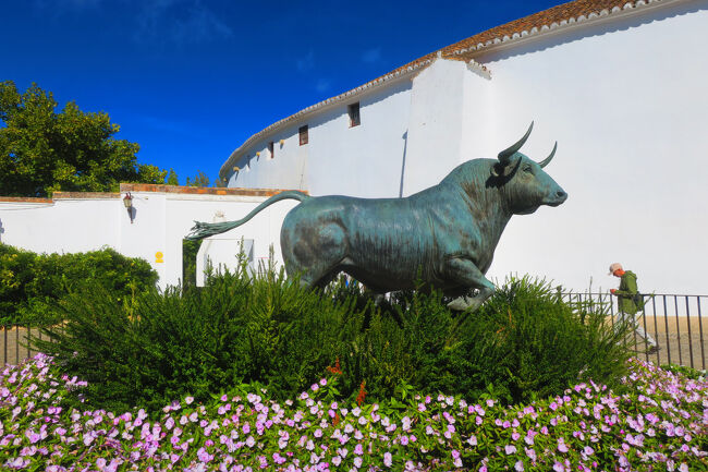 闘牛場の入口付近にある牛の像が観光客に人気でした。