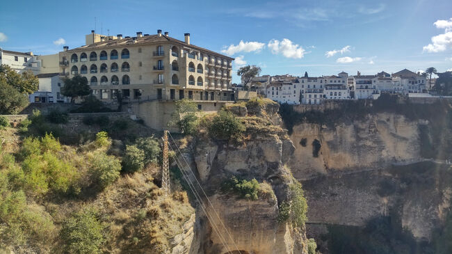 ヌエボ橋からの景色もすごいですが、撮影ポイントはヌエボ橋を渡った先にあります。<br /><br />■Mirador de Aldehuela<br />https://maps.app.goo.gl/7Yt6qmQmfGxup8Vv7