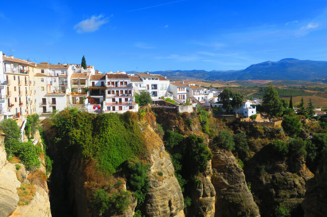 断崖絶壁の上の建物はホテルでしょうか。どんな景色なんだろう。