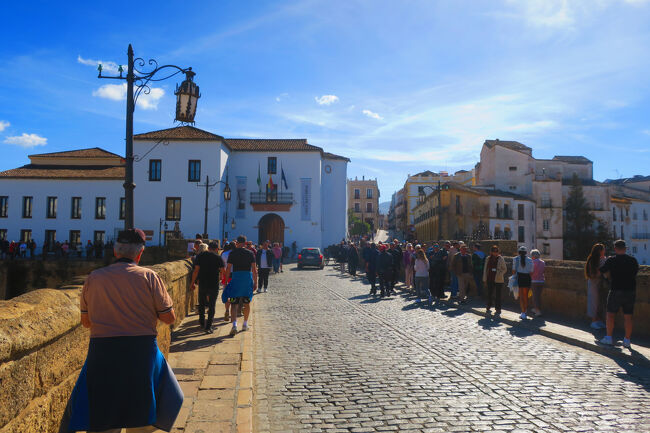 ヌエボ橋を渡ります。観光客で賑わっています。