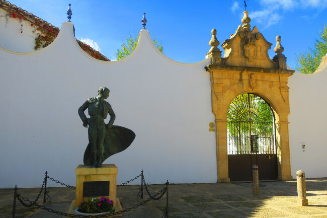 朝ご飯がクラッカーだけでエネルギー不足だったので、一旦ホテルに帰ります。闘牛場の出口の像も人気ありました。