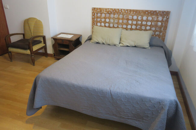 ベッドはダブルサイズです。個人的にはちょっと固い感じがしました。ケトルはありましたが、耐熱用のコップはなくガラスのコップのみでした。カモミール・緑茶・紅茶のティーバックがあった記憶です。<br /><br />