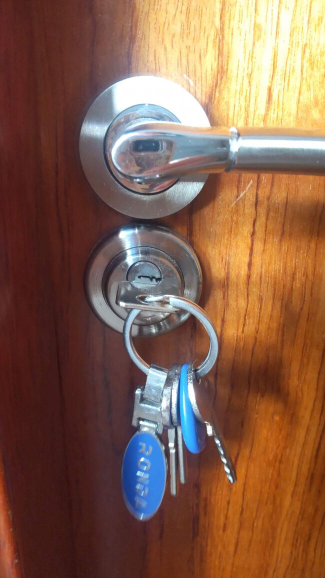 予約した部屋は、バスルームがお部屋にはなく隣の部屋にあります。ガチャガチャしても開かないので、WhatsAppで聞いてみました(笑) 開け方は合っていたようです。どうやらレバーを下に押す力が弱かったみたいで無事開きました。