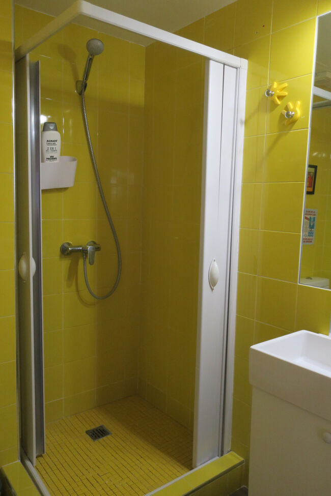 シャワーは水圧は良かったですが、ちょっと狭いなと思いました。隅々の汚れやドアの建付けがガタガタするのが気になりましたが、許容範囲です。<br /><br />