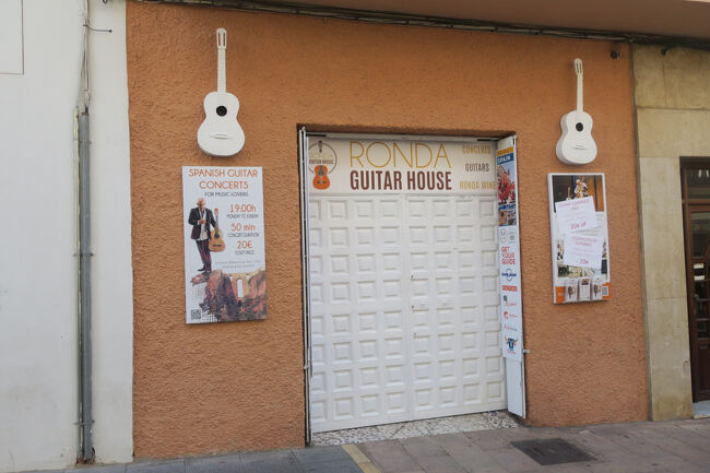 ギターのオブジェが可愛い「RONDA GUITAR HOUSE」です。看板によると毎日19時から20ユーロ(50分)でコンサートをやっているようです。Googleの口コミがめっちゃいいので気になります。<br /><br />■Ronda Guitar Music<br />https://maps.app.goo.gl/HrmnX8EW3hRaehLF7