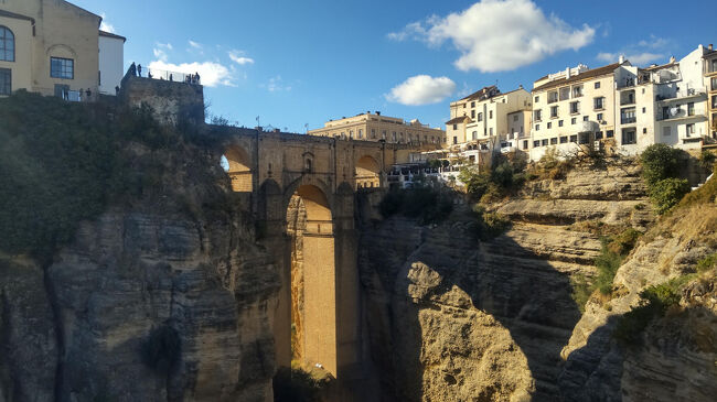 先程のヌエボ橋を渡った先にある撮影ポイントよりは小さく見えますが、高さは伝わります。