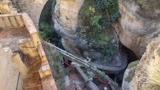 下を見ると渓谷を近くで感じれます。渓谷の底まで下りて歩くルートが整備されたようで歩道が見えました。5ユーロだそうです。<br /><br />■Camino del Desfiladero del Tajo(タホ渓谷の散策路)<br />https://desfiladerodeltajo.info/