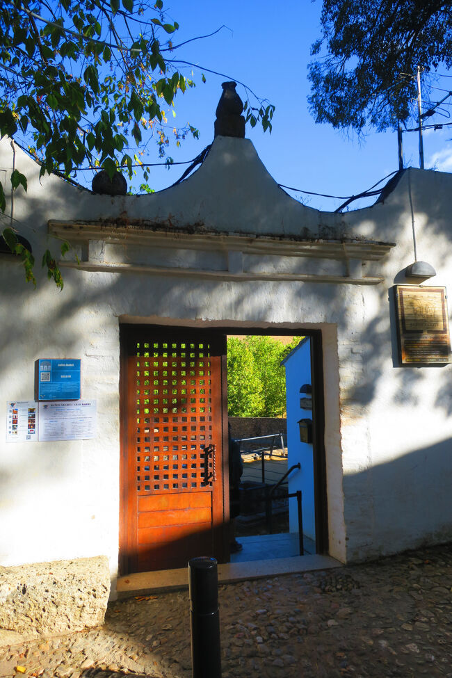 「アラブ浴場」に着きました。4.5ユーロです。チケットを買うと「下に降りて奥の部屋に進むと、ショートムービーがあるよ」と言われたので行ってみます。<br /><br />■アラブ浴場<br />https://maps.app.goo.gl/V1aE2AR3KGo3Fev48