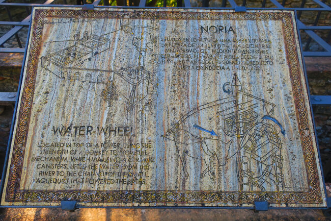 遺跡の近くには簡単な解説がありました。ロバがぐるぐる回る力で水車を動かして、水を汲み上げてたようです。