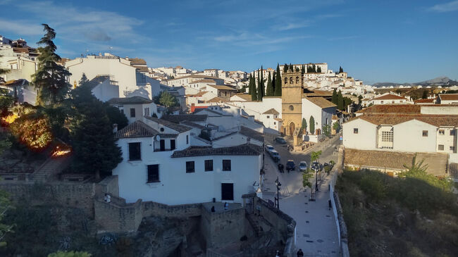 画像が暗いですが… 今見ると、ここからの景色好きだなぁ。中央に教会が見えて、その手前がY字になっている感じが気に入りました。<br /><br />■この展望エリアからの景色<br />https://maps.app.goo.gl/onKqU9xeudpD81Nj6