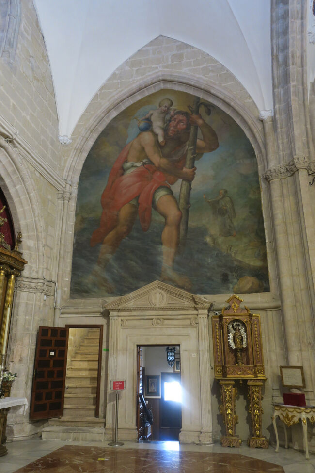 入口に大きな絵があって気になりました。