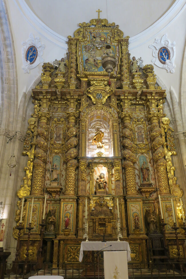 祭壇はスペインの教会で定番の金ぴか仕様です。<br />