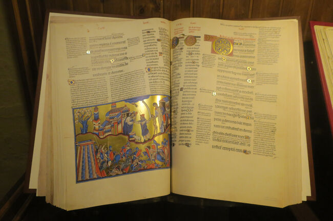 博物館エリアもあり書物が展示されていました。イラストも金ぴかです。