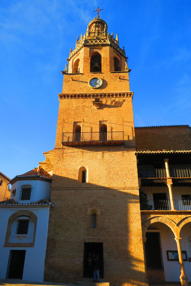 「サンタ・マリア・ラ・マヨール教会」です。結構大きな教会で、全体を撮るのが難しいです…<br /><br />■サンタ・マリア・ラ・マヨール教会(4.5ユーロ)<br />https://maps.app.goo.gl/QAtSgeZznatAK7NH8